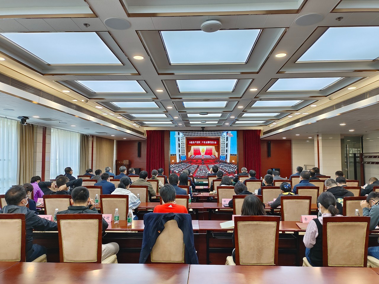 九游会最新线路
组织党员干部集中收看党的二十大开幕盛况.jpg