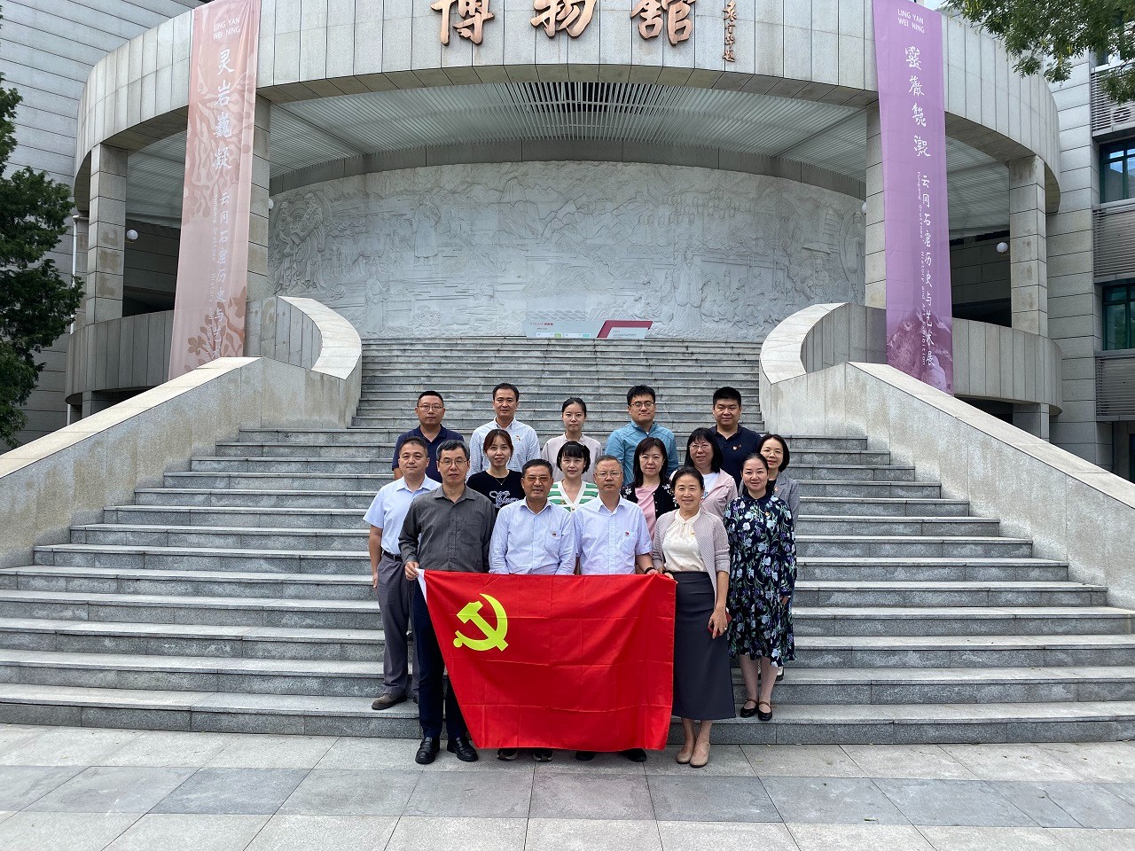 九游会最新线路
机关组织党员干部参观中国人民大学家书博物馆